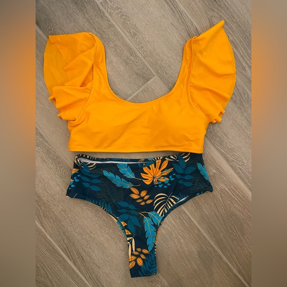 Beachsissi bathing suit size medium never worn - Picture 1 of 2